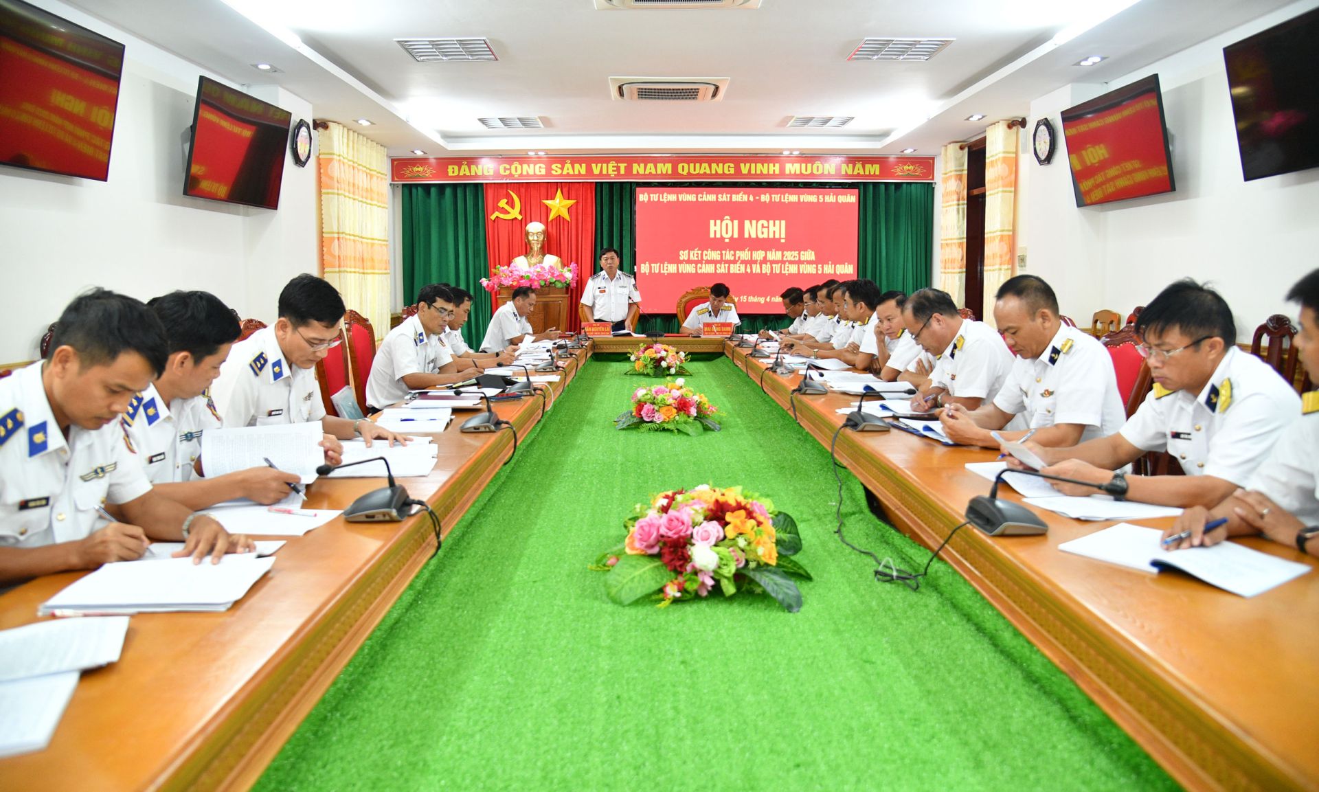 Tăng cường công tác phối hợp giữa Vùng Cảnh sát biển 4 và Vùng 5 Hải quân