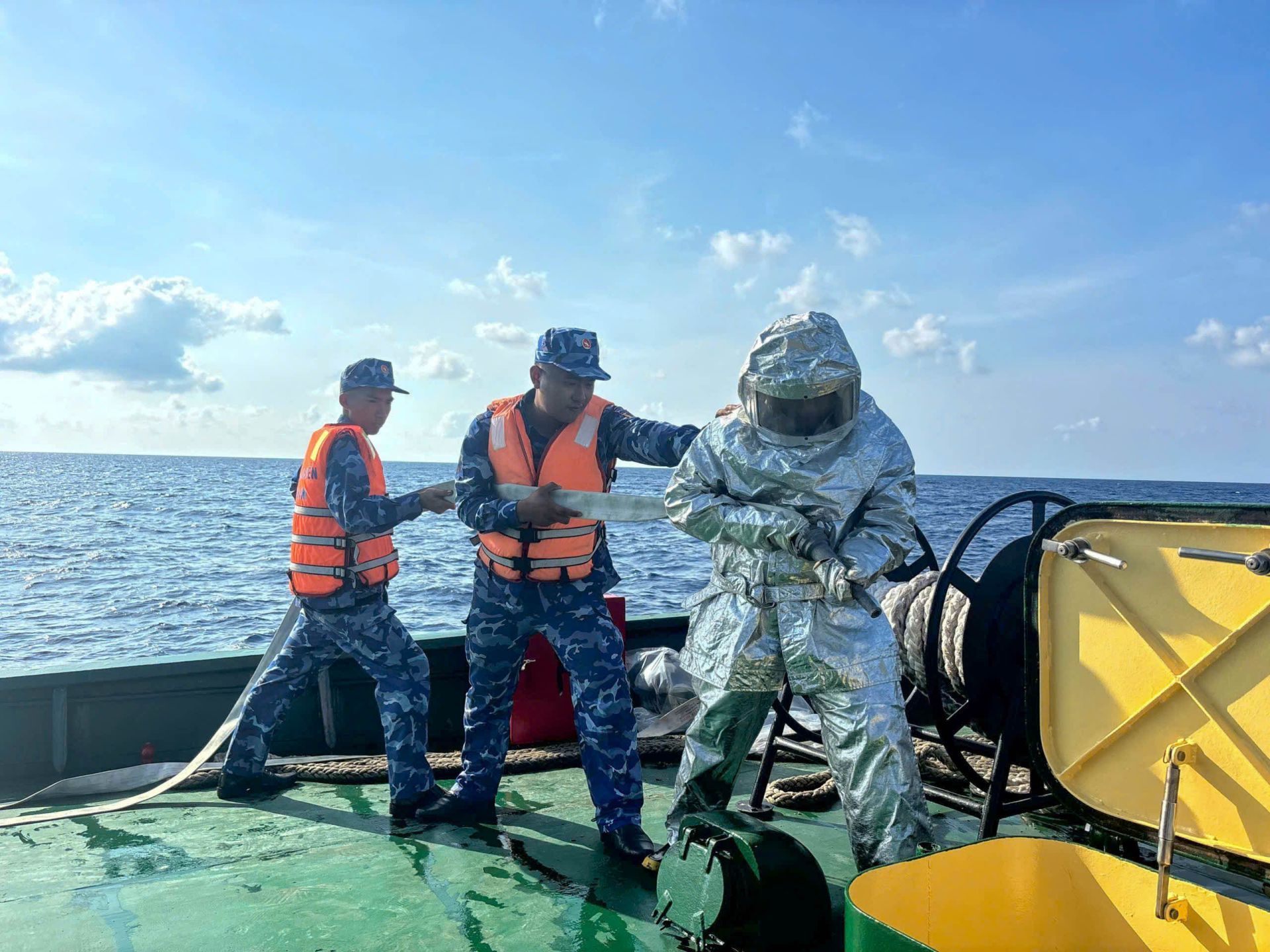 Huấn luyện chống ch&aacute;y, chống ch&igrave;m khi đang thực hiện nhiệm vụ tr&ecirc;n biển