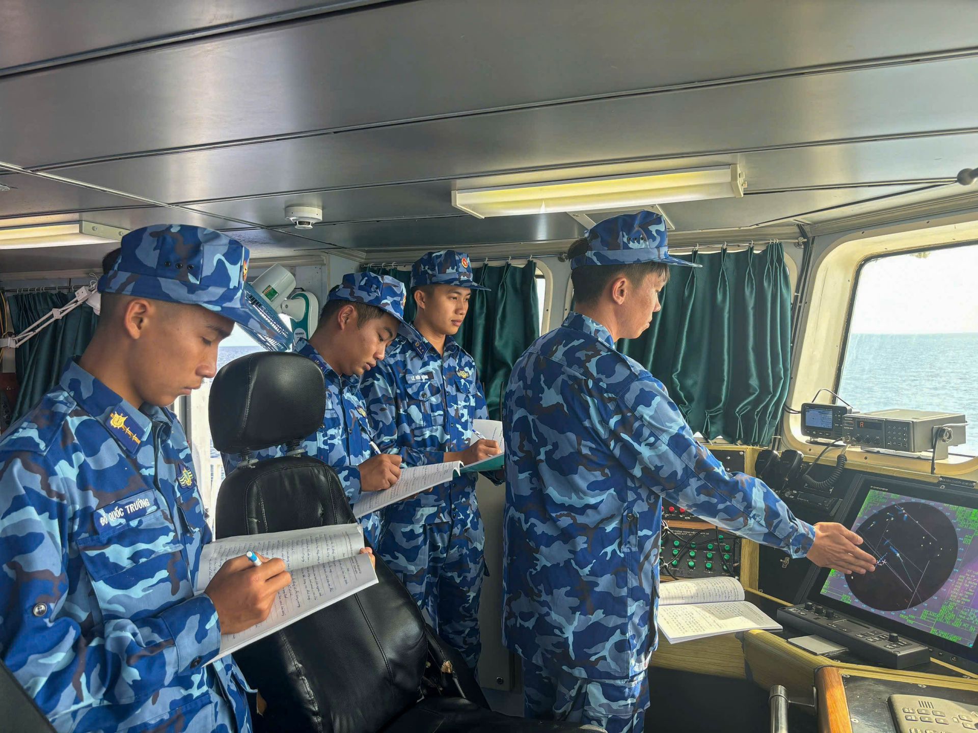 Huấn luyện sử dụng thiết bị gi&aacute;m s&aacute;t khi t&agrave;u thực hiện nhiệm vụ tr&ecirc;n biển