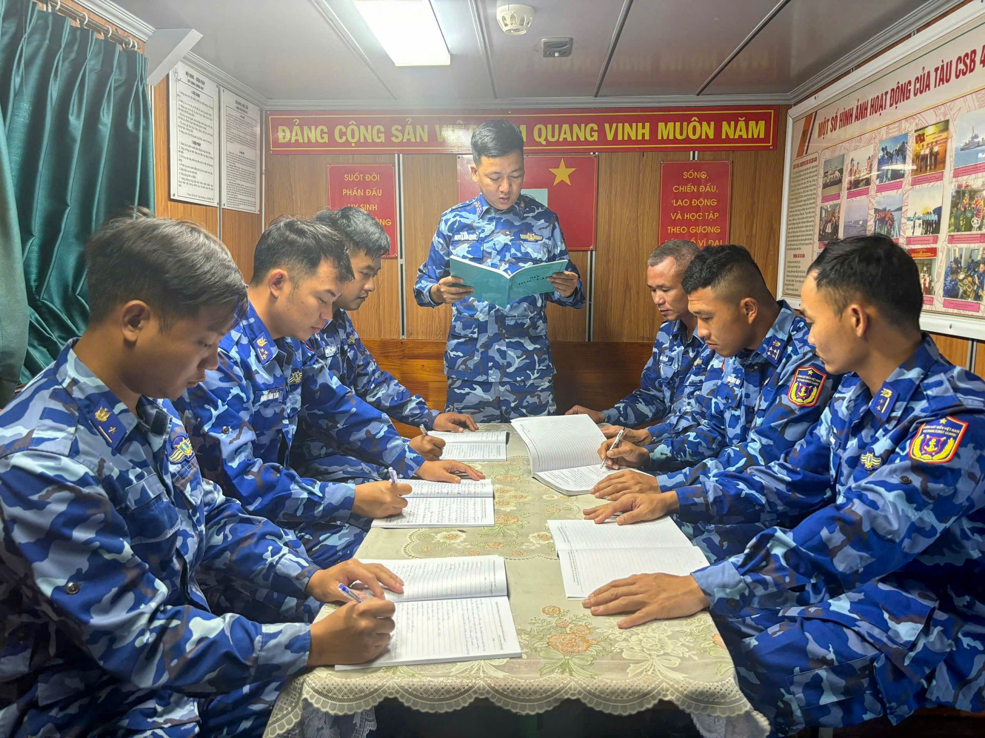 Duy tr&igrave; sinh hoạt, r&uacute;t kinh nghiệm c&ocirc;ng t&aacute;c huấn luyện tr&ecirc;n biển