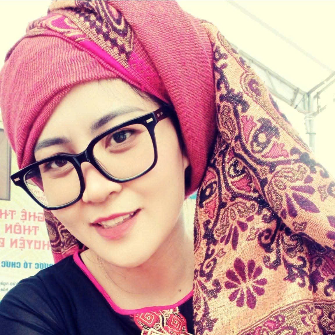 Chị Dụng Nguyễn Thị Tường V&ocirc;n, l&agrave;ng gốm Chăm B&igrave;nh Đức, x&atilde; Bắc B&igrave;nh, tỉnh L&acirc;m Đồng chia sẻ: &ldquo; Khi sản phẩm thủ c&ocirc;ng được n&acirc;ng tầm trải nghiệp v&agrave; kể bằng c&acirc;u chuyện văn h&oacute;a, gi&aacute; trị của n&oacute; sẽ bền vững hơn nhiều so với việc chỉ b&aacute;n một m&oacute;n đồ gia dụng đơn thuần.