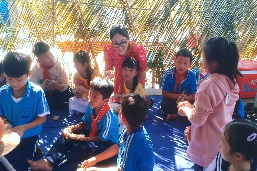 Chị Dụng Nguyễn Thị Tường V&ocirc;n, nghệ nh&acirc;n trẻ người Chăm thường đến c&aacute;c trường học để tham gia hoạt động trải nghiệm di sản gốm Chăm