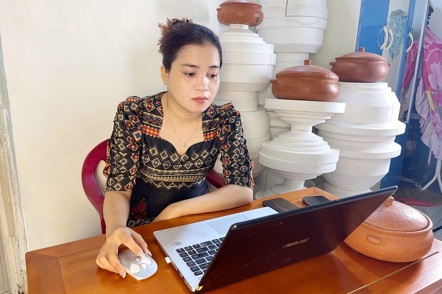 Chị X&iacute;ch Mai Chi, nghệ nh&acirc;n trẻ người Chăm đang giới thiệu, quảng b&aacute; sản phẩm gốm Chăm tr&ecirc;n c&aacute;c trang mạng x&atilde; hội như: Zalo, Facebook, TikTok, YouTube...