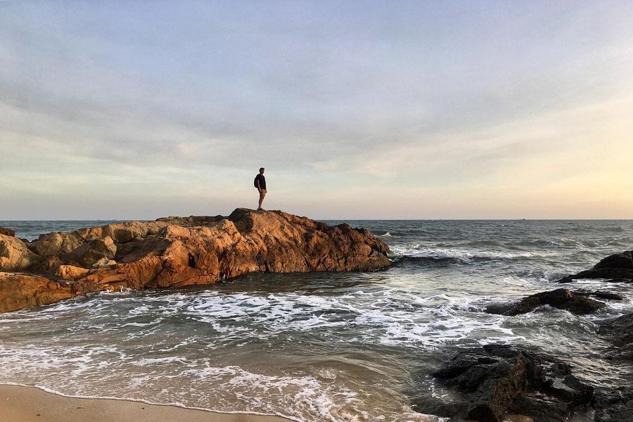 Con người v&ocirc; c&ugrave;ng nhỏ b&eacute; trước v&ugrave;ng biển m&ecirc;nh m&ocirc;ng v&agrave; rộng lớn