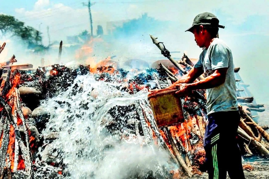 Du kh&aacute;ch sẽ được đắm m&igrave;nh v&agrave;o khoảnh khắc kịch t&iacute;nh của kỹ thuật nung lộ thi&ecirc;n giữa l&agrave;n kh&oacute;i mờ ảo ở l&agrave;ng gốm Chăm B&igrave;nh Đức, x&atilde; Bắc B&igrave;nh, tỉnh L&acirc;m Đồng