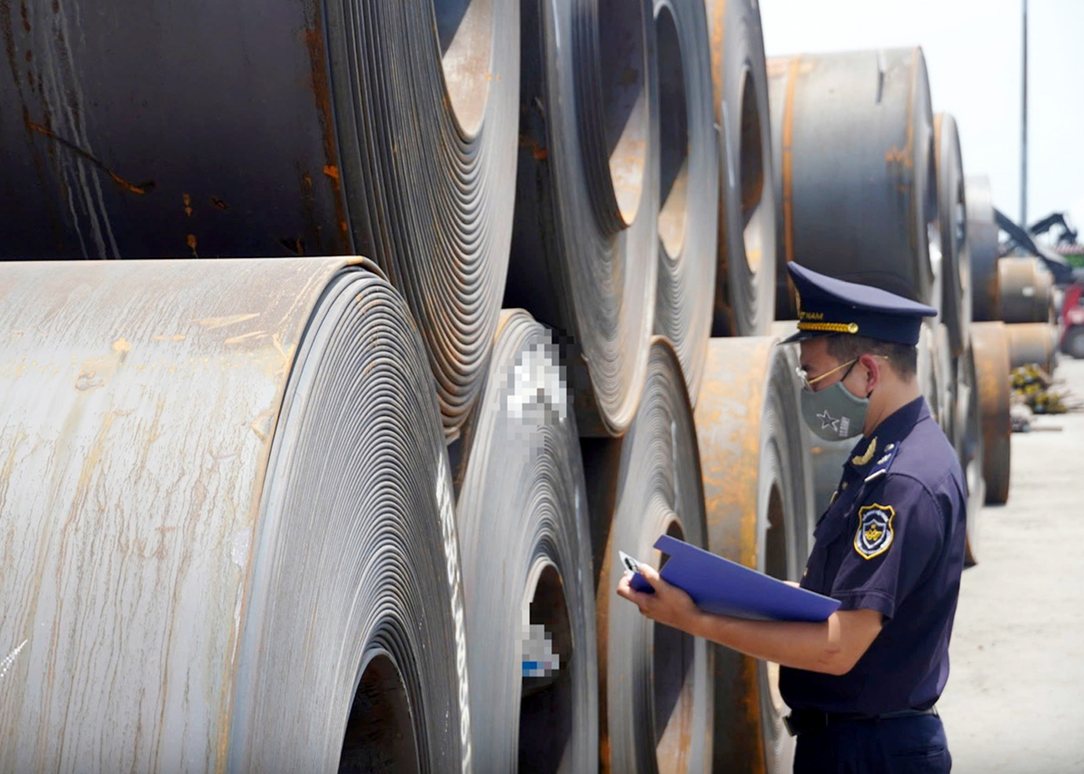 C&ocirc;ng chức ng&agrave;nh Hải quan kiểm tra th&eacute;p nhập khẩu tại khu vực cảng Hải Ph&ograve;ng. Ảnh: CG