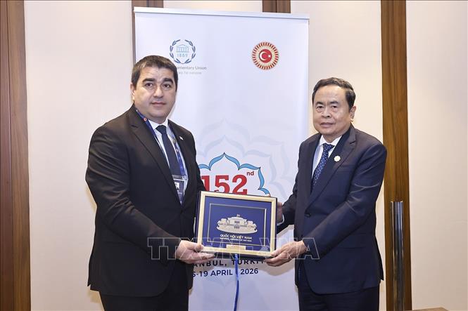 Chủ tịch Quốc hội Trần Thanh Mẫn trao tặng phẩm lưu niệm cho Chủ tịch Quốc hội Georgia Shalva Papuashvili. Ảnh: Do&atilde;n Tấn/TTXVN