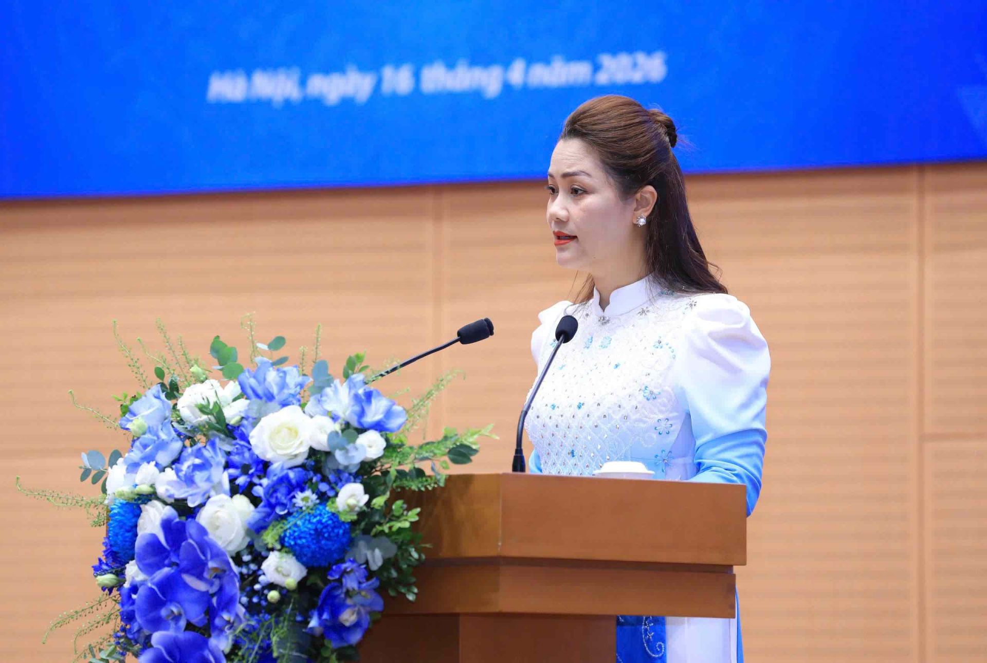 Bà Nguyễn Minh Thu, Phó Tổng thư ký Hiệp hội Doanh nghiệp nhỏ và vừa thành phố Hà Nội, Phó Viện trưởng Viện Nghiên cứu và Đào tạo Doanh nhân APEC tham luận. Bà Nguyễn Minh Thu, Phó Tổng thư ký Hiệp hội Doanh nghiệp nhỏ và vừa thành phố Hà Nội, Phó Viện trưởng Viện Nghiên cứu và Đào tạo Doanh nhân APEC tham luận.