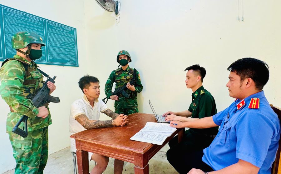 Lực lượng chức năng lấy lời khai đối tượng Nguyễn Văn Nghĩa Lực lượng chức năng lấy lời khai đối tượng Nguyễn Văn Nghĩa