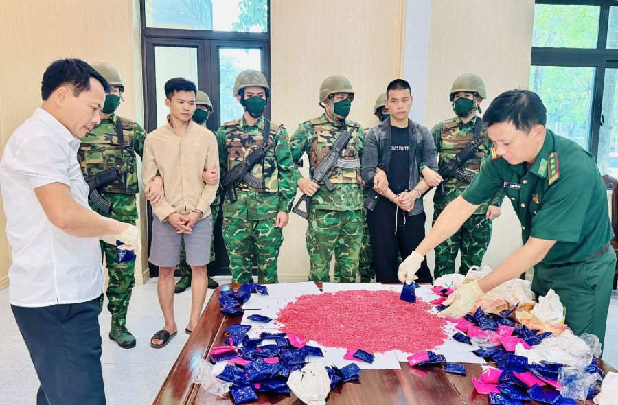 Hà Tĩnh: Bắt giữ 2 đối tượng vận chuyển 24.000 viên ma túy