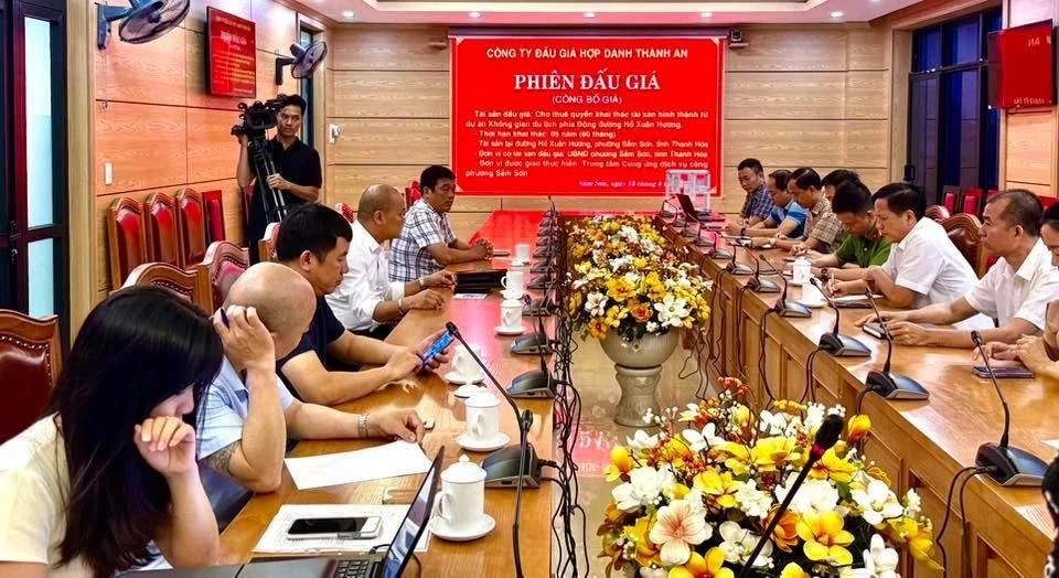 To&agrave;n cảnh phi&ecirc;n đấu gi&aacute;