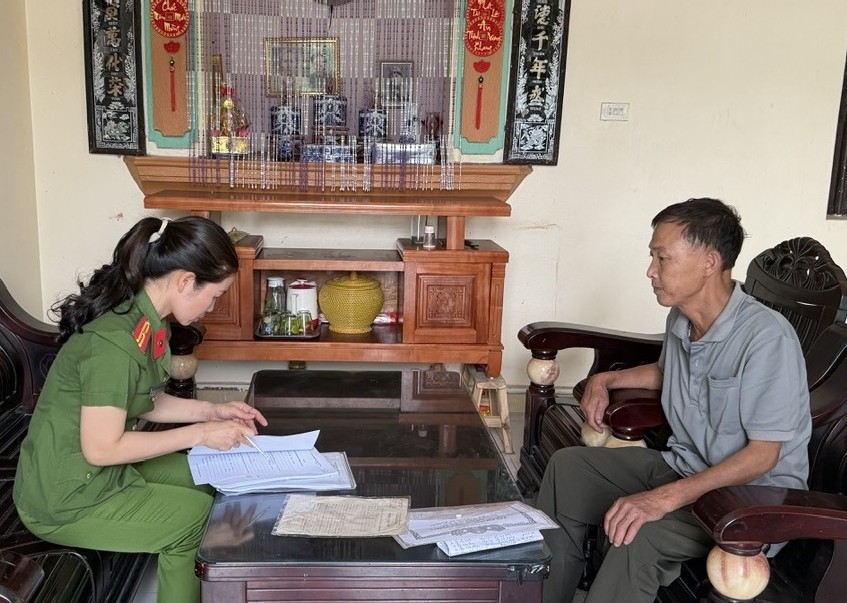 đến nay C&ocirc;ng an phường Hoa Lư đ&atilde; tiến h&agrave;nh khảo s&aacute;t, x&aacute;c minh, thu thập v&agrave; cập nhật th&ocirc;ng tin của 1.713 th&acirc;n nh&acirc;n liệt sĩ tr&ecirc;n địa b&agrave;n