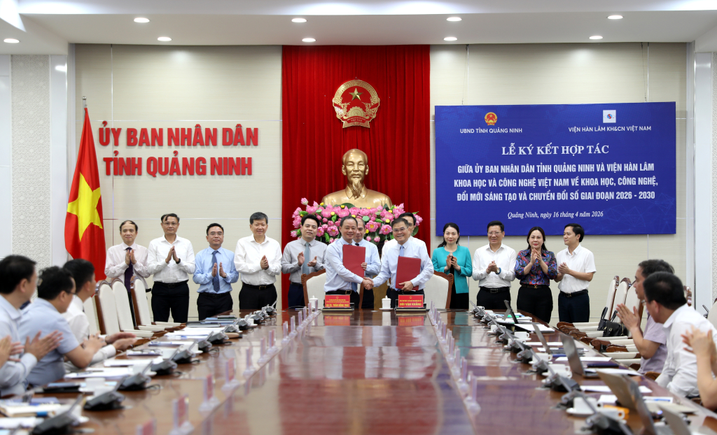 L&atilde;nh đạo UBND tỉnh Quảng Ninh v&agrave; Viện H&agrave;n l&acirc;m Khoa học v&agrave; C&ocirc;ng nghệ Việt Nam trao đổi bản hợp t&aacute;