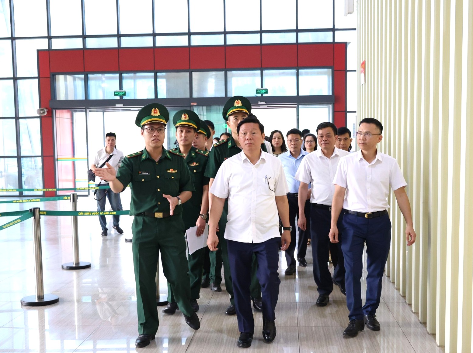 Đo&agrave;n c&ocirc;ng t&aacute;c khảo s&aacute;t thực tế tại Cửa khẩu Quốc tế Hữu Nghị