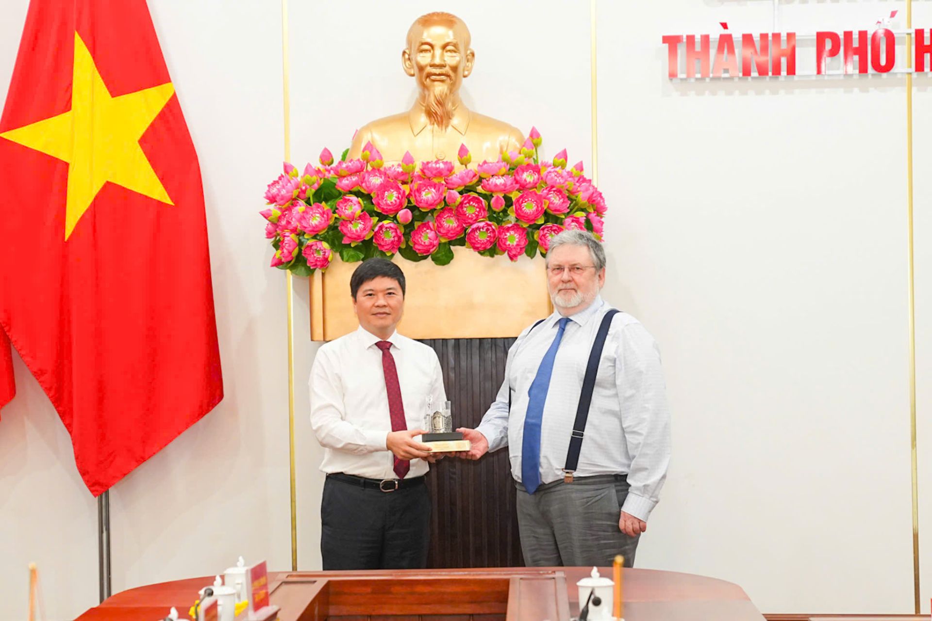 Ph&oacute; Chủ tịch UBND th&agrave;nh phố Ho&agrave;ng Minh Cường tặng qu&agrave; kỷ niệm cho &ocirc;ng Kapyrin Igor Nikolaevich, Vụ trưởng Vụ Quan hệ với c&aacute;c chủ thể Li&ecirc;n bang, với Quốc hội v&agrave; c&aacute;c li&ecirc;n kết x&atilde; hội