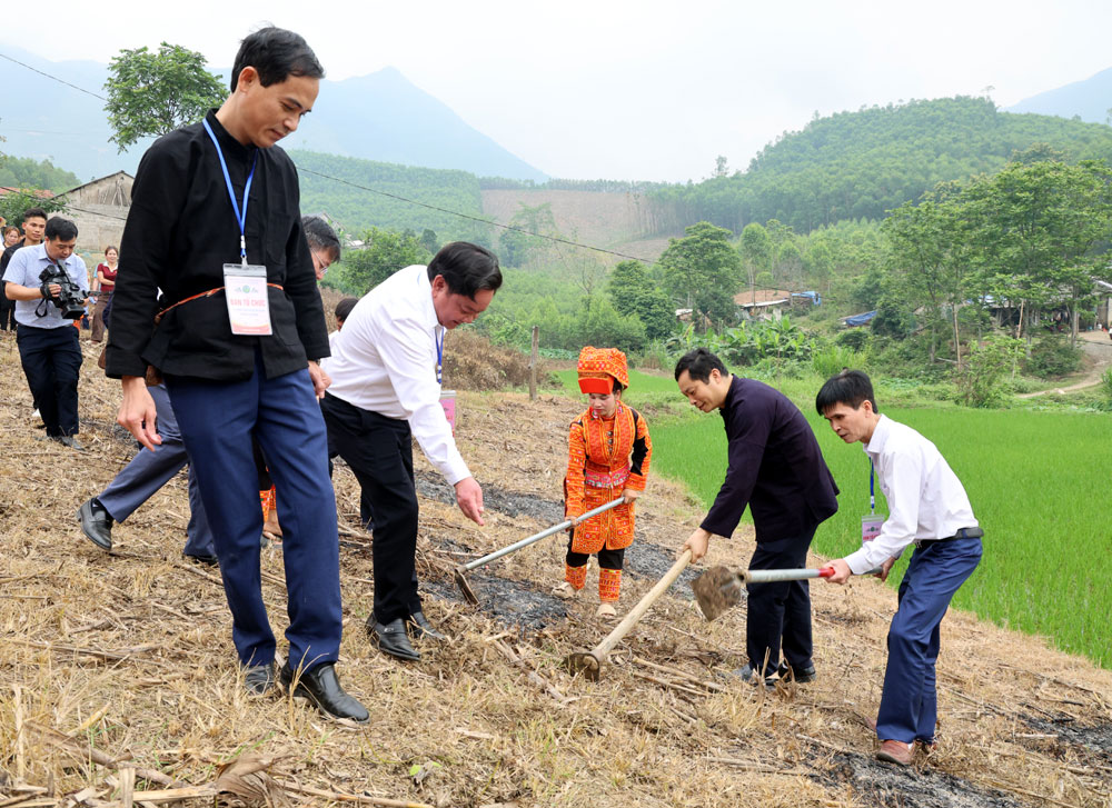Các đồng chí lãnh đạo địa phương và Nhân dân thực hiện nghi thức gieo hạt. Các đồng chí lãnh đạo địa phương và Nhân dân thực hiện nghi thức gieo hạt.