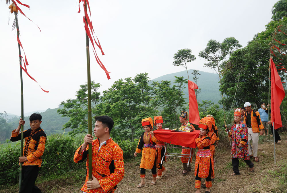 Nghi thức xuống đồng. Nghi thức xuống đồng.