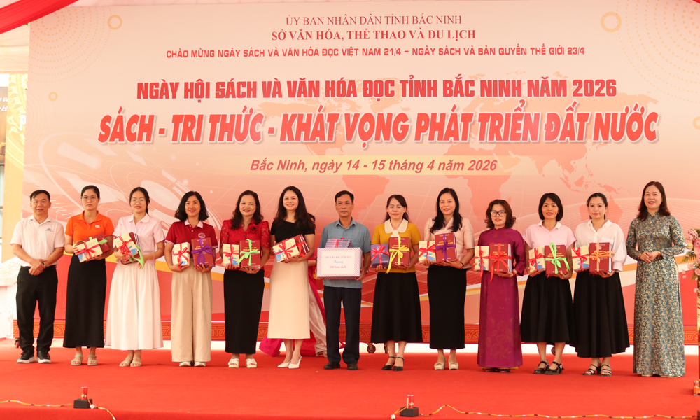 Ban Tổ chức trao tặng s&aacute;ch cho c&aacute;c nh&agrave; trường, thư viện cơ sở.