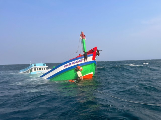 Đà Nẵng:Lực lượng Biên phòng ứng cứu 2 thuyền viên trên tàu cá bị chìm giữa biển
