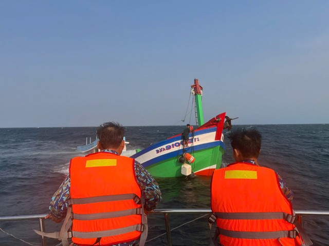 Lực lượng cứu nạn đã tiếp cận, đưa cả 2 thuyền viên lên phương tiện an toàn. Lực lượng cứu nạn đã tiếp cận, đưa cả 2 thuyền viên lên phương tiện an toàn.