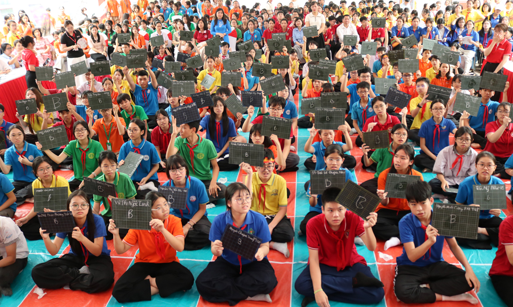 Học sinh thi t&igrave;m hiểu lịch sử tại Ng&agrave;y hội S&aacute;ch v&agrave; Văn h&oacute;a đọc.