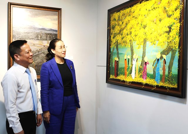 Ph&oacute; Chủ tịch UBND TP. Đ&agrave; Nẵng b&agrave; Nguyễn Thị Anh Thi tham quan triển l&atilde;m.