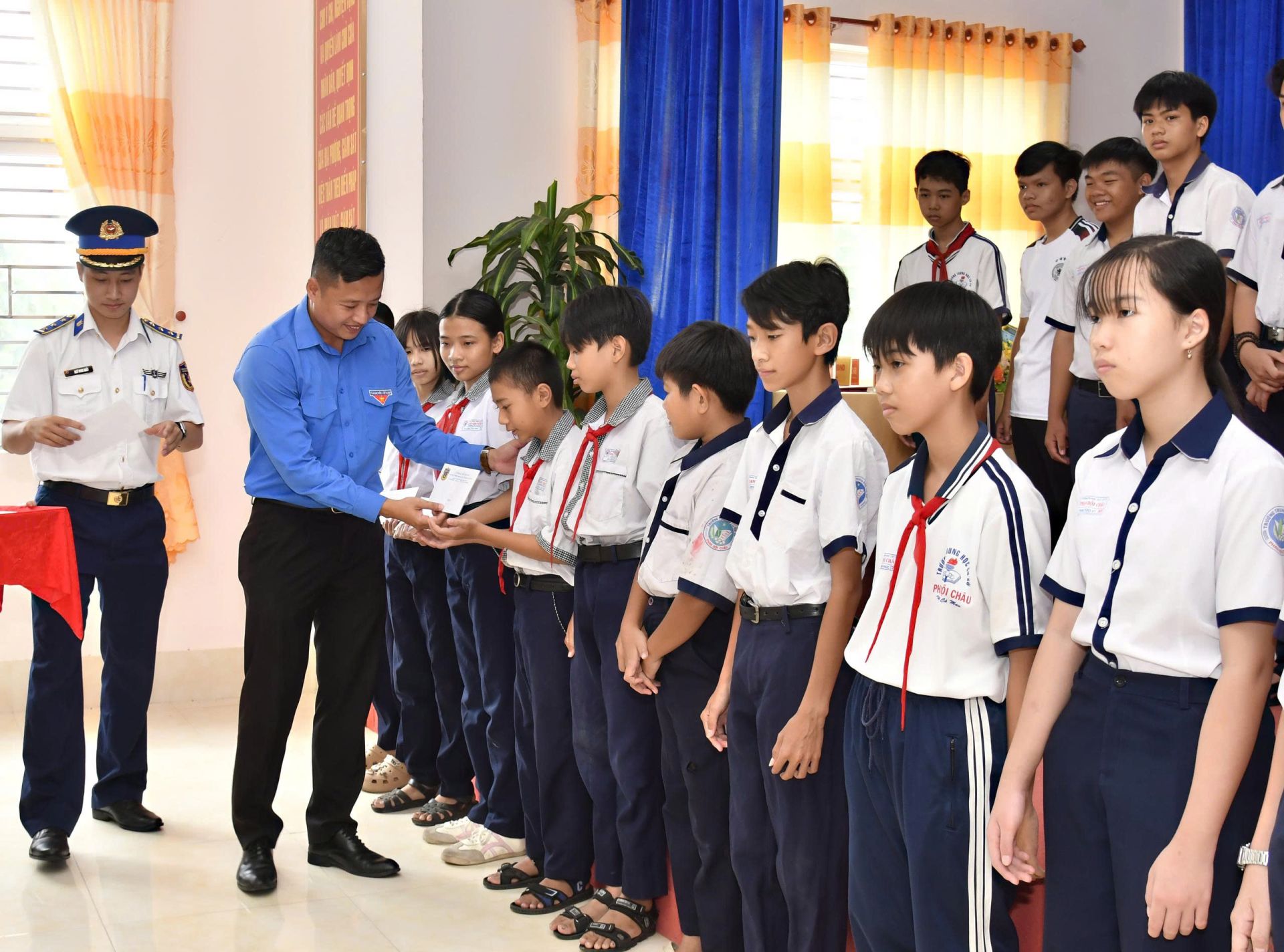 Tặng 30 suất qu&agrave; cho học sinh c&oacute; ho&agrave;n cảnh kh&oacute; khăn