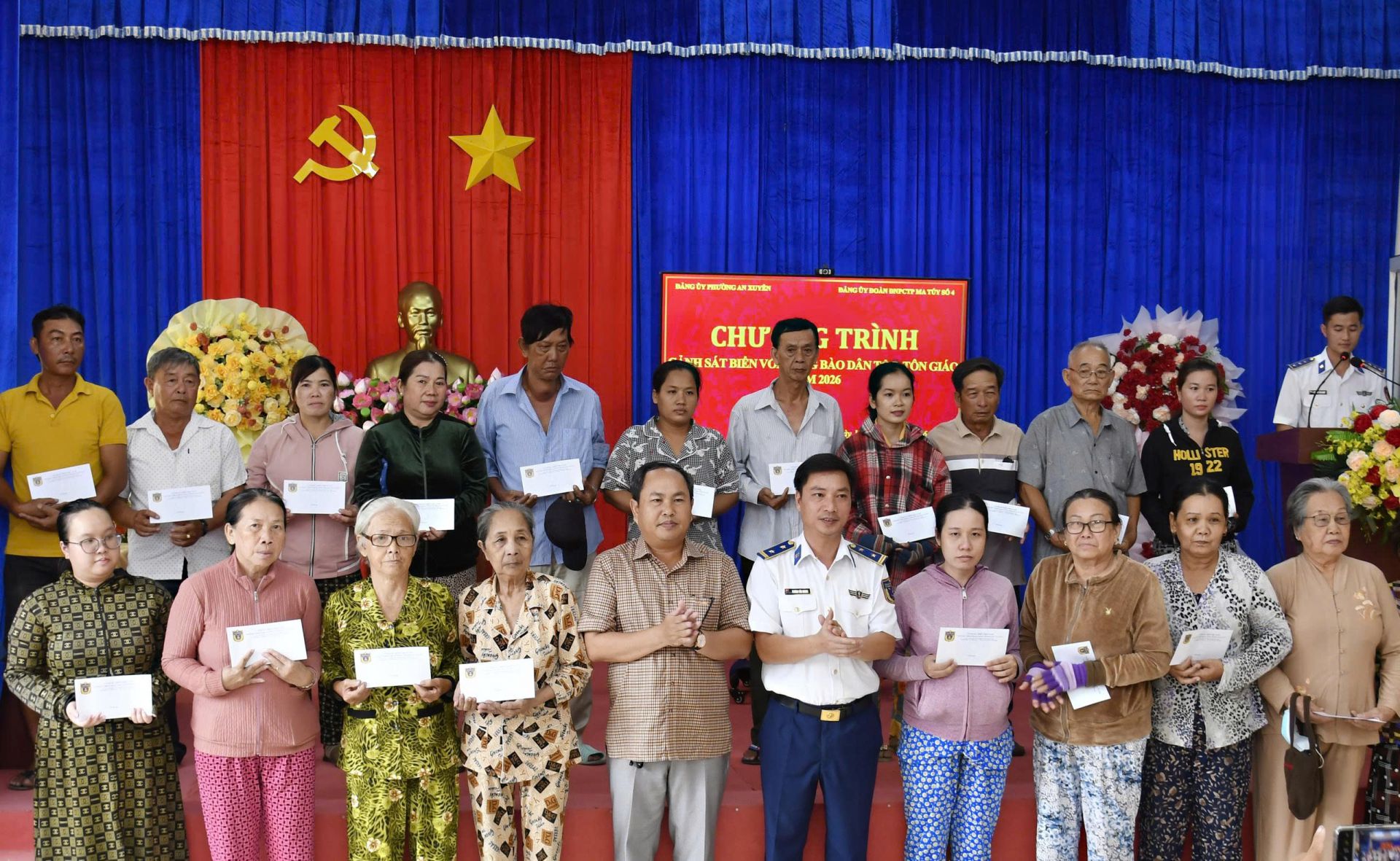 Tặng 30 suất qu&agrave; cho gia đ&igrave;nh đồng b&agrave;o d&acirc;n tộc Khmer