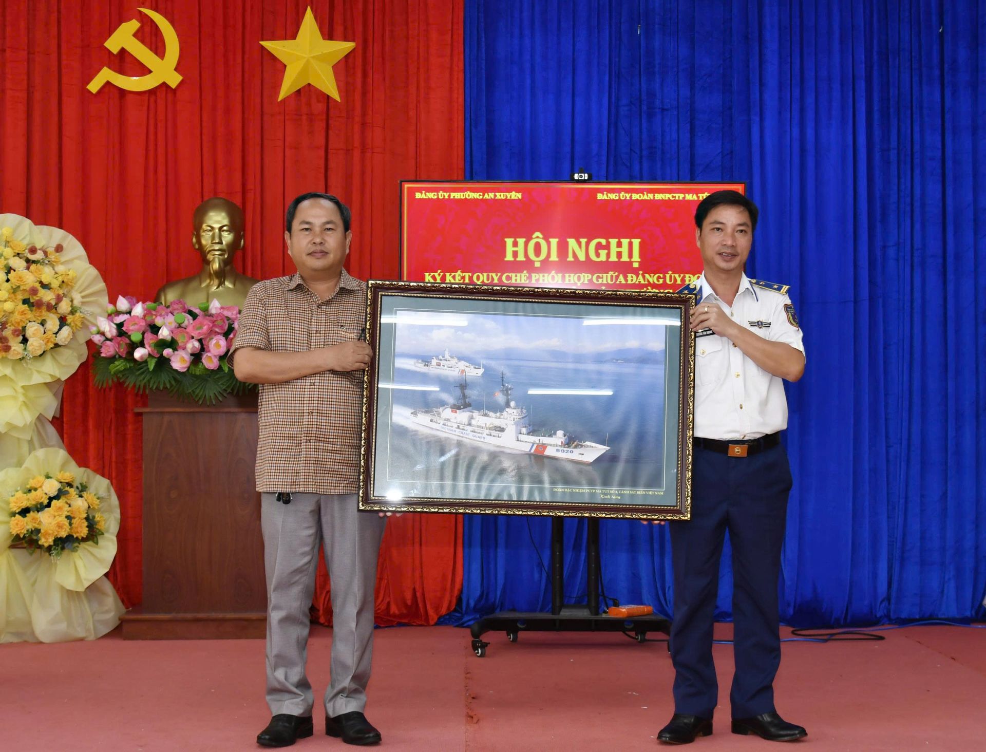 Đảng ủy Đo&agrave;n Đặc nhiệm PCTP ma t&uacute;y số 4 tặng Đảng ủy Phường An Xuy&ecirc;n qu&agrave; lưu niệm