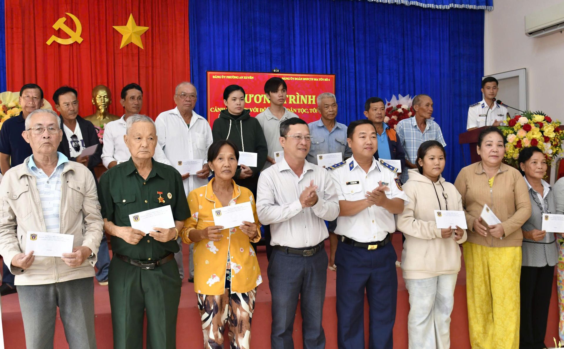 Tặng 30 suất qu&agrave; cho gia đ&igrave;nh c&oacute; ho&agrave;n cảnh kh&oacute; khăn