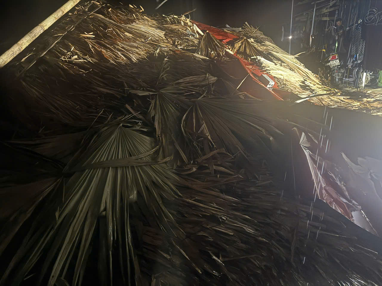 Mưa đá k&egrave;m gi&ocirc;ng lốc làm sập nh&agrave; s&agrave;n tại th&ocirc;n C&ocirc;̀ D&ecirc;̀ Chải khi&ecirc;́n 4 người bị thương.