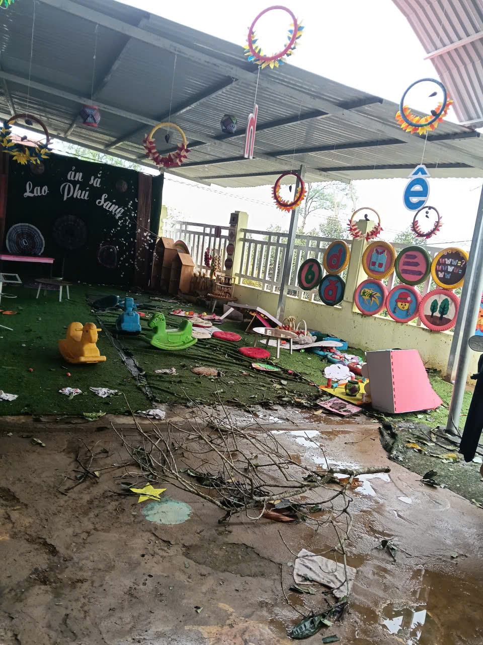 Mưa đ&aacute; k&egrave;m gi&ocirc;ng lốc đ&atilde; g&acirc;y nhiều hư hại cơ sở vật chất của trường mầm non