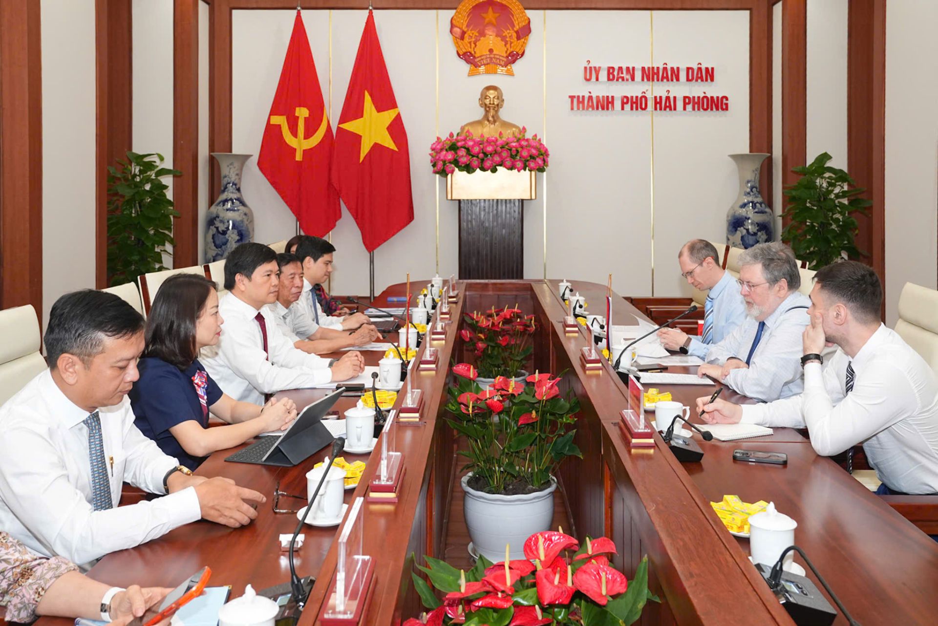 Quang cảnh cuộc tiếp v&agrave; l&agrave;m việc.