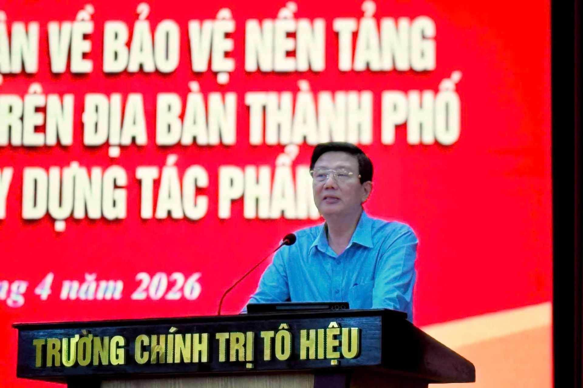 Đồng ch&iacute; Nguyễn Quang Ph&uacute;c, Trưởng Ban Tuy&ecirc;n gi&aacute;o v&agrave; d&acirc;n vận Th&agrave;nh ủy ki&ecirc;m Trưởng Ban tổ chức cuộc thi ph&aacute;t biểu tại hội nghị.