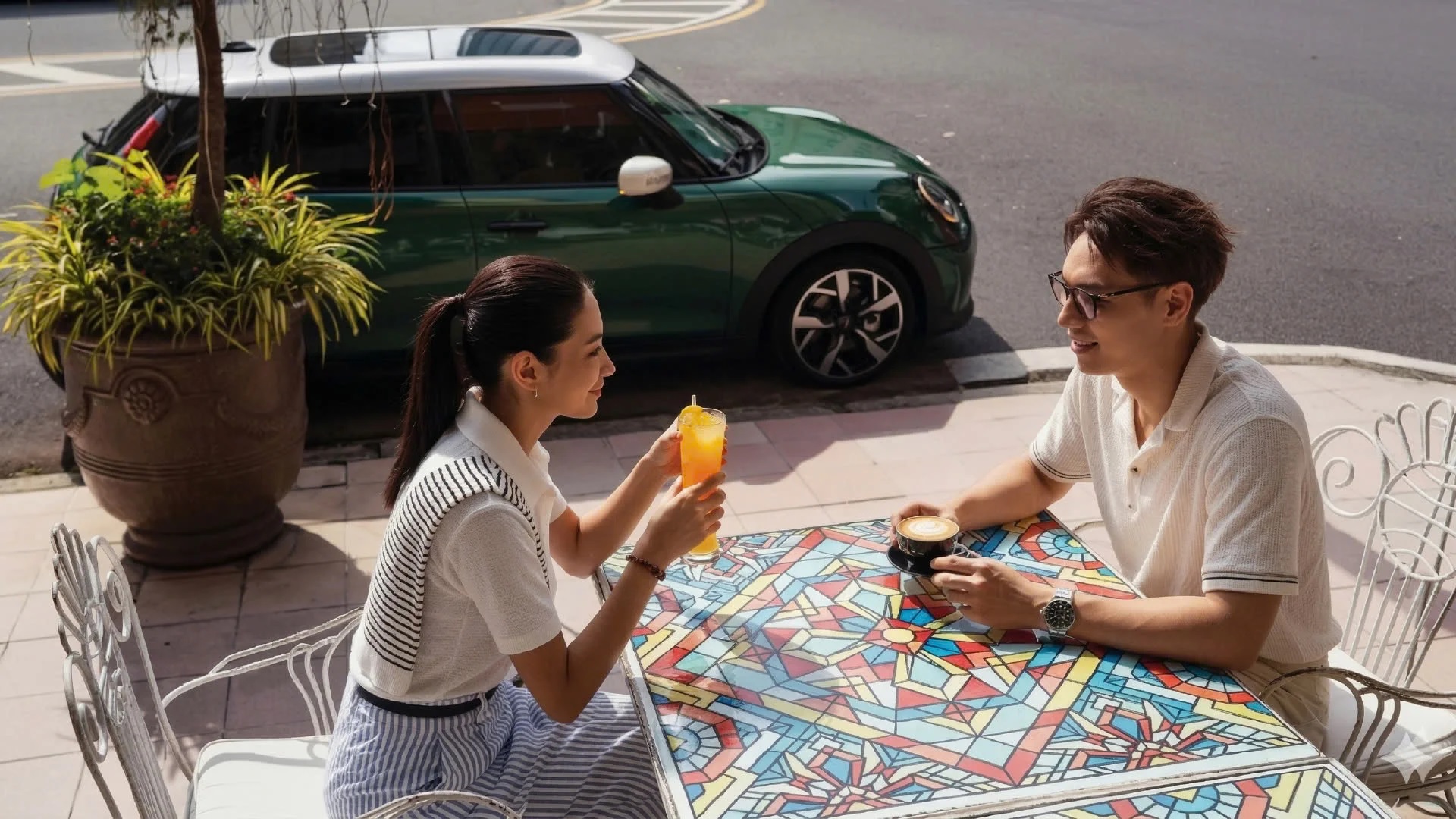 Kh&aacute;ch h&agrave;ng thưởng thức cafe v&agrave; trải nghiệm c&aacute;c d&ograve;ng xe thế hệ mới