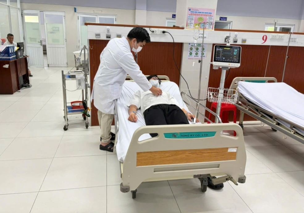 Bộ Y tế yêu cầu khẩn trương điều tra, xử lý vụ 11 công nhân nghi ngộ độc thực phẩm tại TP HCM