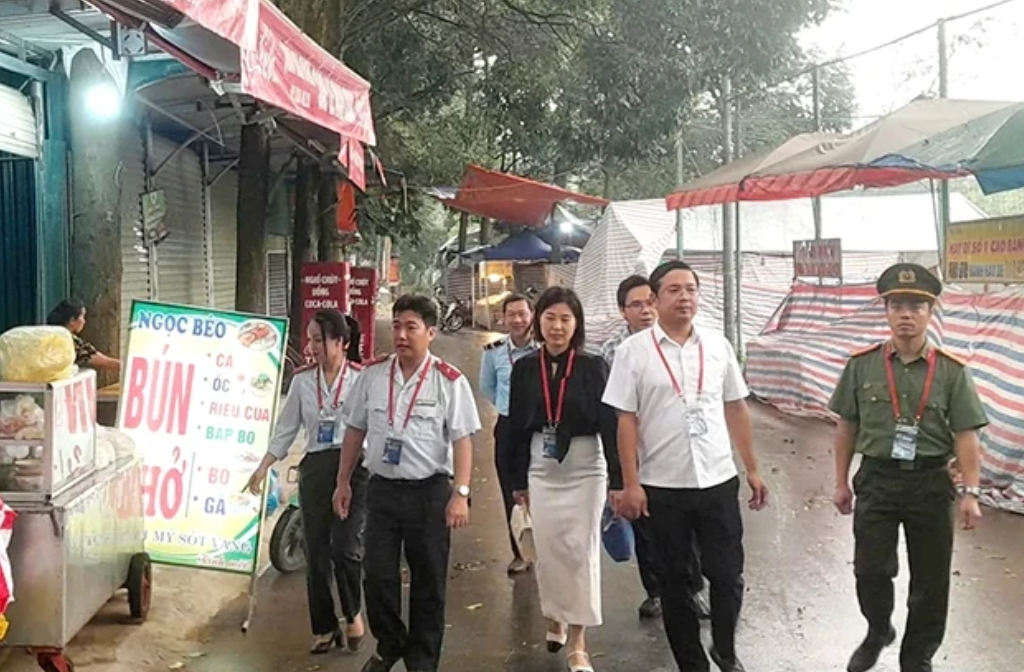 Đo&agrave;n kiểm tra li&ecirc;n ng&agrave;nh tỉnh Ph&uacute; Thọ khảo s&aacute;t thực tế tại Khu di t&iacute;ch lịch sử Đền H&ugrave;ng. Ảnh: HT