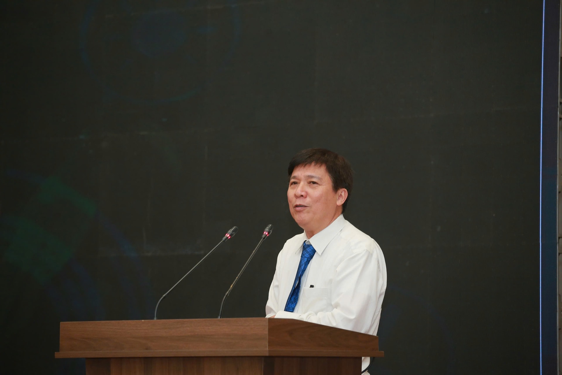 GS.TS Nguyễn Kim Lợi tr&igrave;nh b&agrave;y tham luận tại Hội thảo.