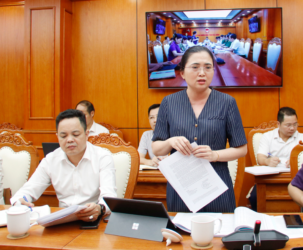 L&atilde;nh đạo Sở T&agrave;i ch&iacute;nh trao đổi, l&agrave;m r&otilde; một số nội dung.