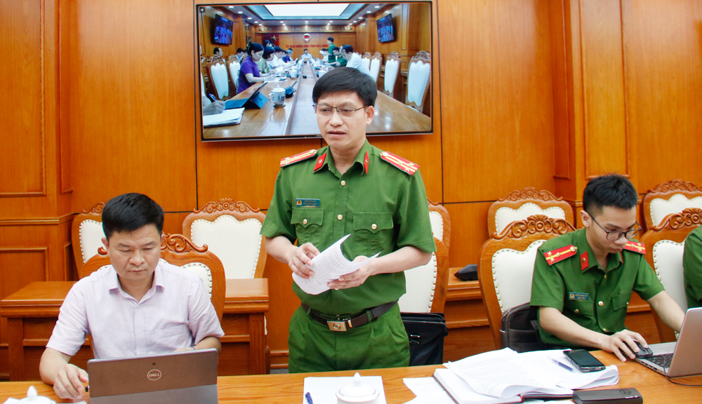 Đại diện C&ocirc;ng an tỉnh ph&aacute;t biểu tại hội nghị.