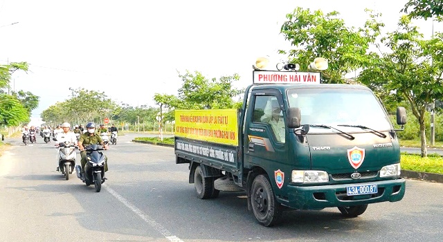 C&aacute;c lực lượng ra qu&acirc;n tuy&ecirc;n truyền lưu động về thực hiện &ldquo;Khu d&acirc;n cư 3 An&rdquo;, gắn với thực hiện Chỉ thị số 14-CT/TU ng&agrave;y 5/3/2026 của Th&agrave;nh ủy Đ&agrave; Nẵng về tăng cường sự l&atilde;nh đạo, quản l&yacute; đảm bảo trật tự đ&ocirc; thị v&agrave; x&acirc;y dựng nếp sống văn minh tr&ecirc;n địa b&agrave;n.