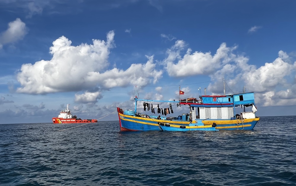 T&agrave;u CSB 9001 thực hiện nhiệm vụ tr&ecirc;n biển