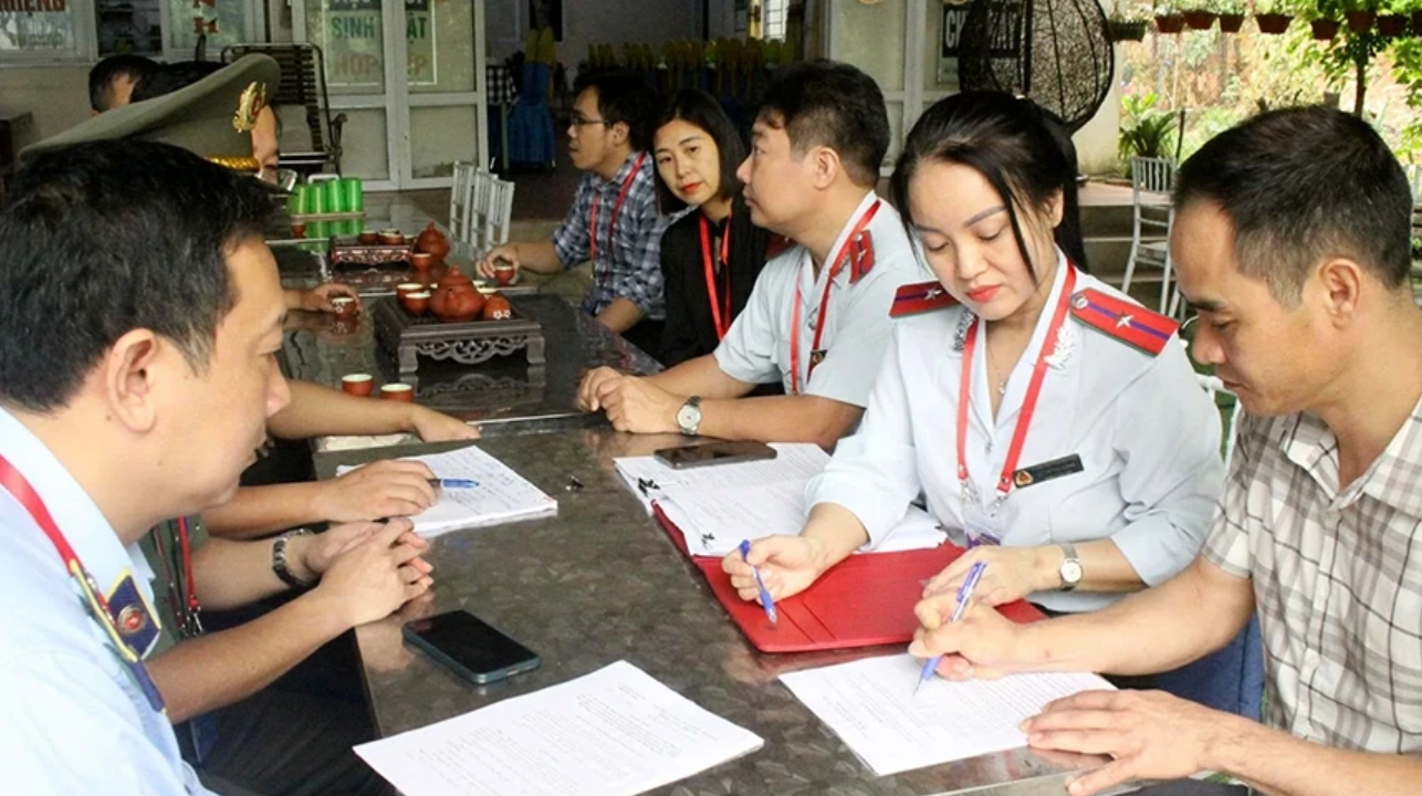 Đo&agrave;n kiểm tra li&ecirc;n ng&agrave;nh tỉnh Ph&uacute; Thọ hướng dẫn c&aacute;c cơ sở kinh doanh dịch vụ ăn uống, lưu tr&uacute; k&yacute; cam kết bảo đảm thực hiện nghi&ecirc;m t&uacute;c c&aacute;c quy định của ph&aacute;p luật. Ảnh: HT