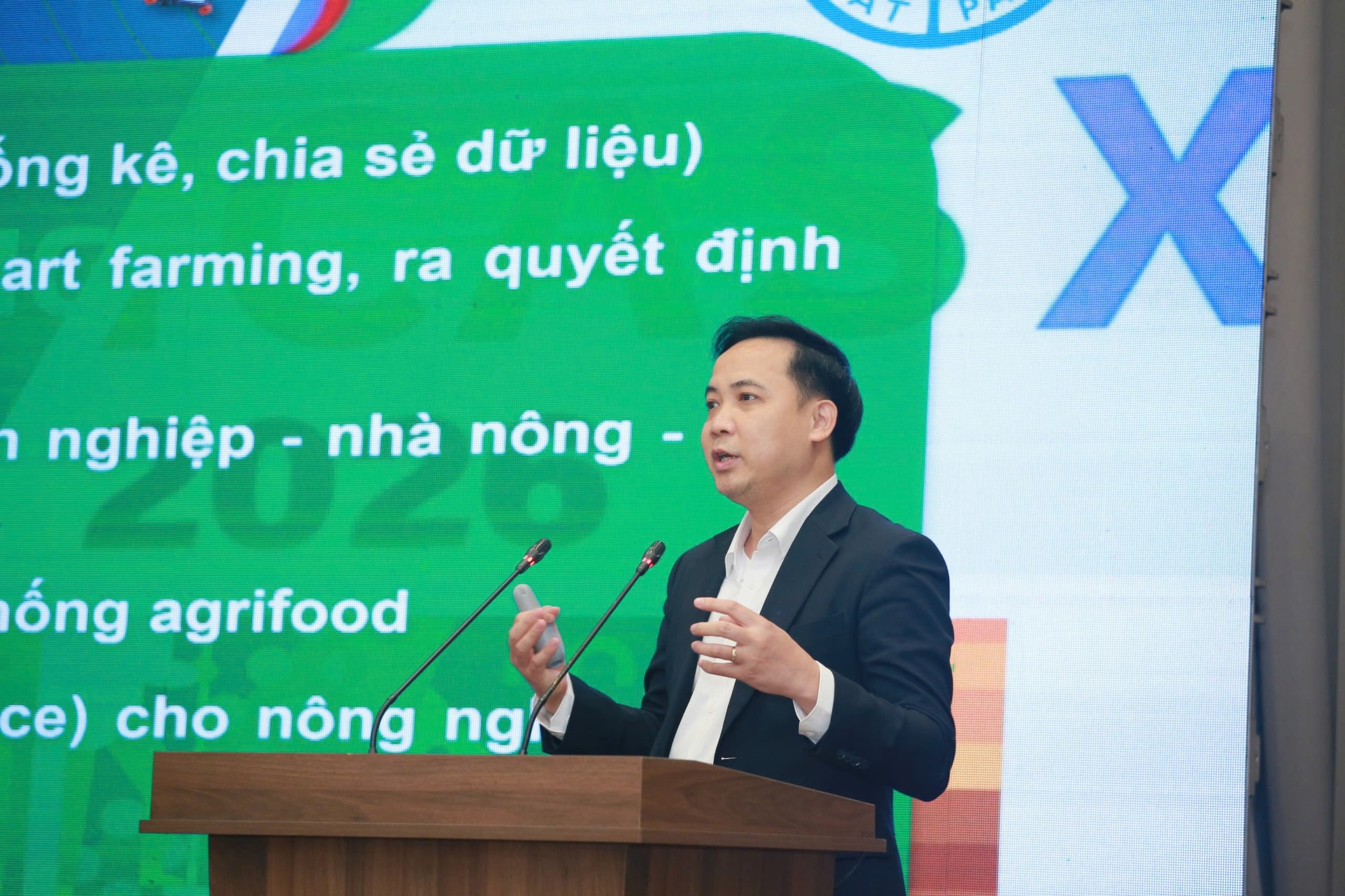 PGS.TS. Đỗ Văn H&ugrave;ng tr&igrave;nh b&agrave;y tham luận tại Hội thảo.