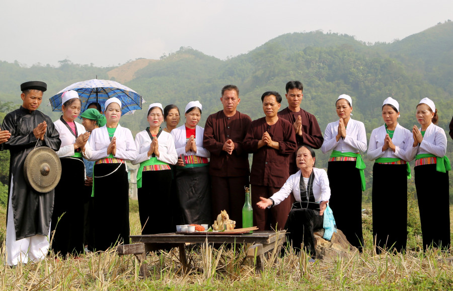 C&aacute;c l&agrave;n điệu d&acirc;n ca v&agrave; trang phục truyền thống của người Mường được khuyến kh&iacute;ch sử dụng trong c&aacute;c nghi lễ, lễ hội của địa phương, d&acirc;n tộc. Ảnh minh hoạ