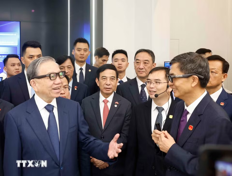 Tổng B&iacute; thư, Chủ tịch nước T&ocirc; L&acirc;m v&agrave; c&aacute;c đại biểu tại Trung t&acirc;m hợp t&aacute;c ứng dụng AI Trung Quốc-ASEAN - - Ảnh: TTXVN