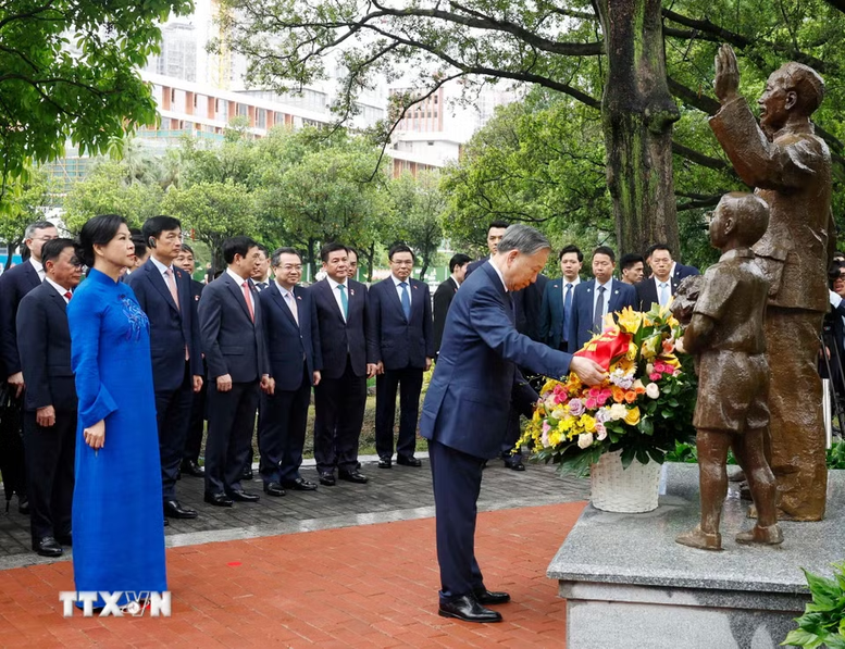 Tổng B&iacute; thư, Chủ tịch nước T&ocirc; L&acirc;m d&acirc;ng hoa tưởng niệm tại tượng B&aacute;c Hồ trong khu&ocirc;n vi&ecirc;n Di t&iacute;ch Khu học x&aacute; Trung ương (Nam Ninh, Trung Quốc) - Ảnh: TTXVN
