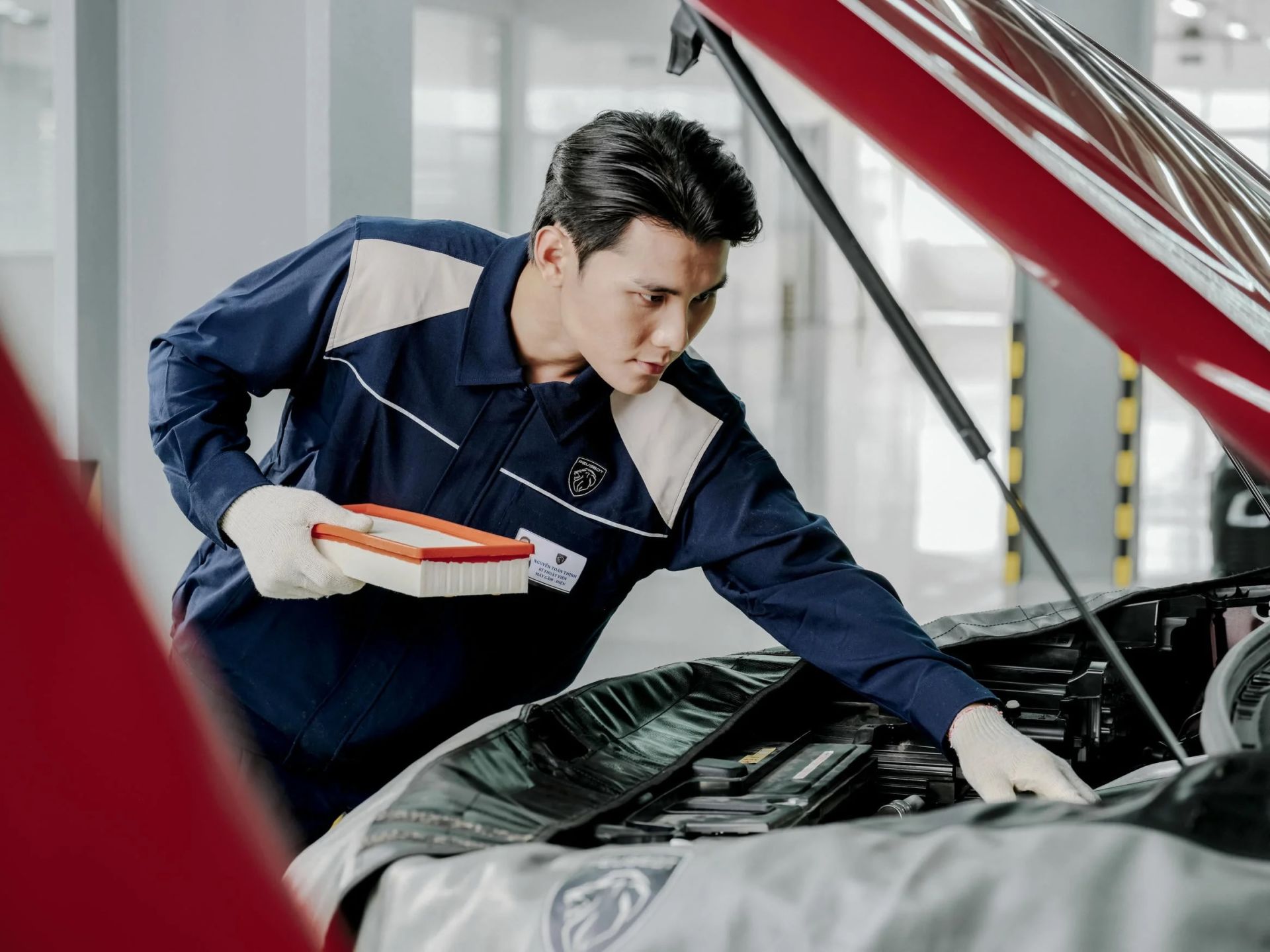 Nh&acirc;n sự kỹ thuật THACO AUTO tư vấn kh&aacute;ch h&agrave;ng chăm s&oacute;c, bảo dưỡng xe