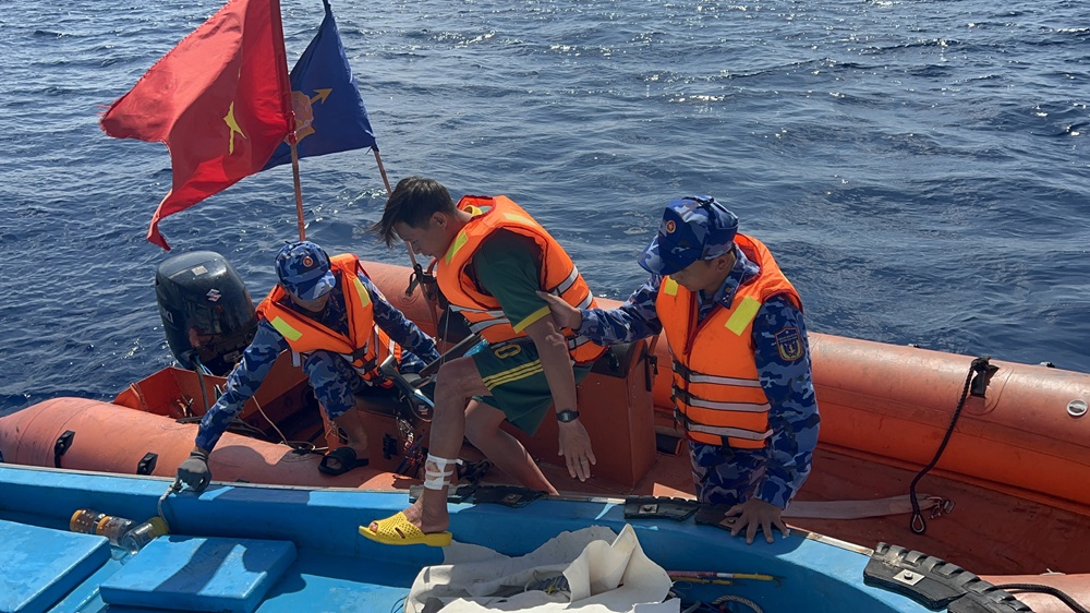 Tàu CSB 9001 kịp thời hỗ trợ, cứu chữa ngư dân bị nạn trên biển