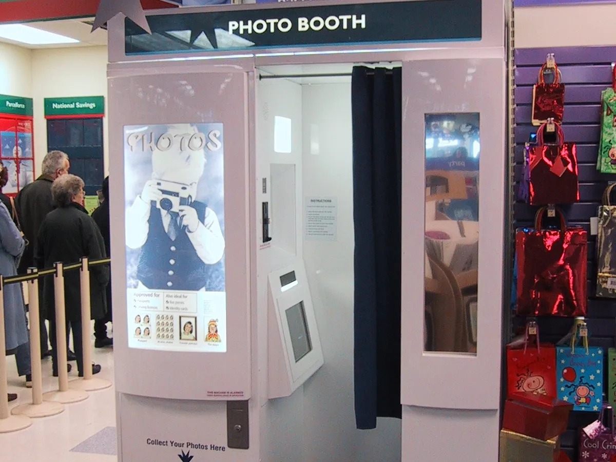 Người d&acirc;n sử dụng dịch vụ chụp ảnh photobooth tại kh&ocirc;ng gian c&ocirc;ng cộng &ndash; loại h&igrave;nh tiện lợi nhưng tiềm ẩn nguy cơ lộ dữ liệu c&aacute; nh&acirc;n nếu hệ thống bảo mật kh&ocirc;ng bảo đảm.